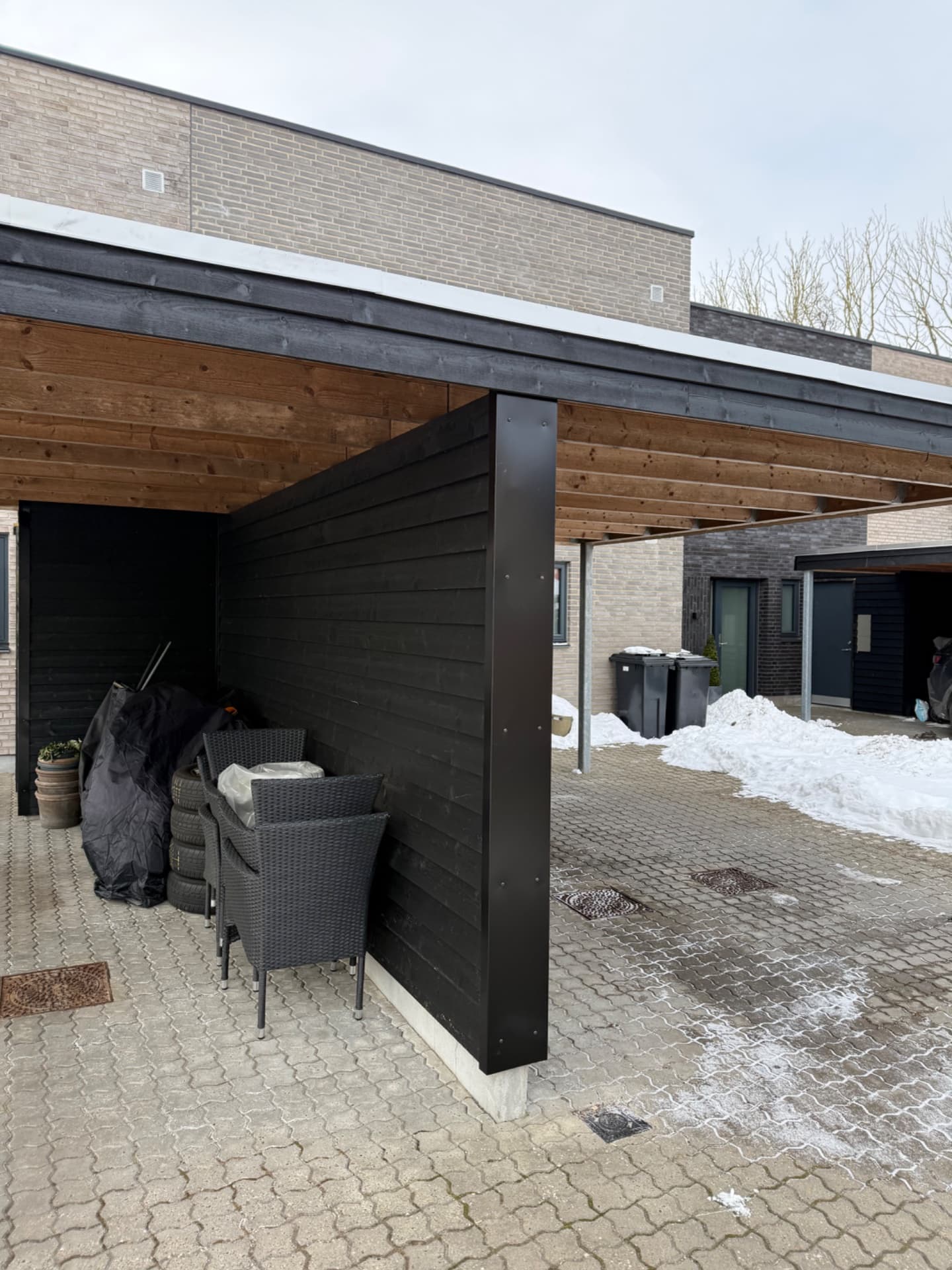 Carport med integreret skur