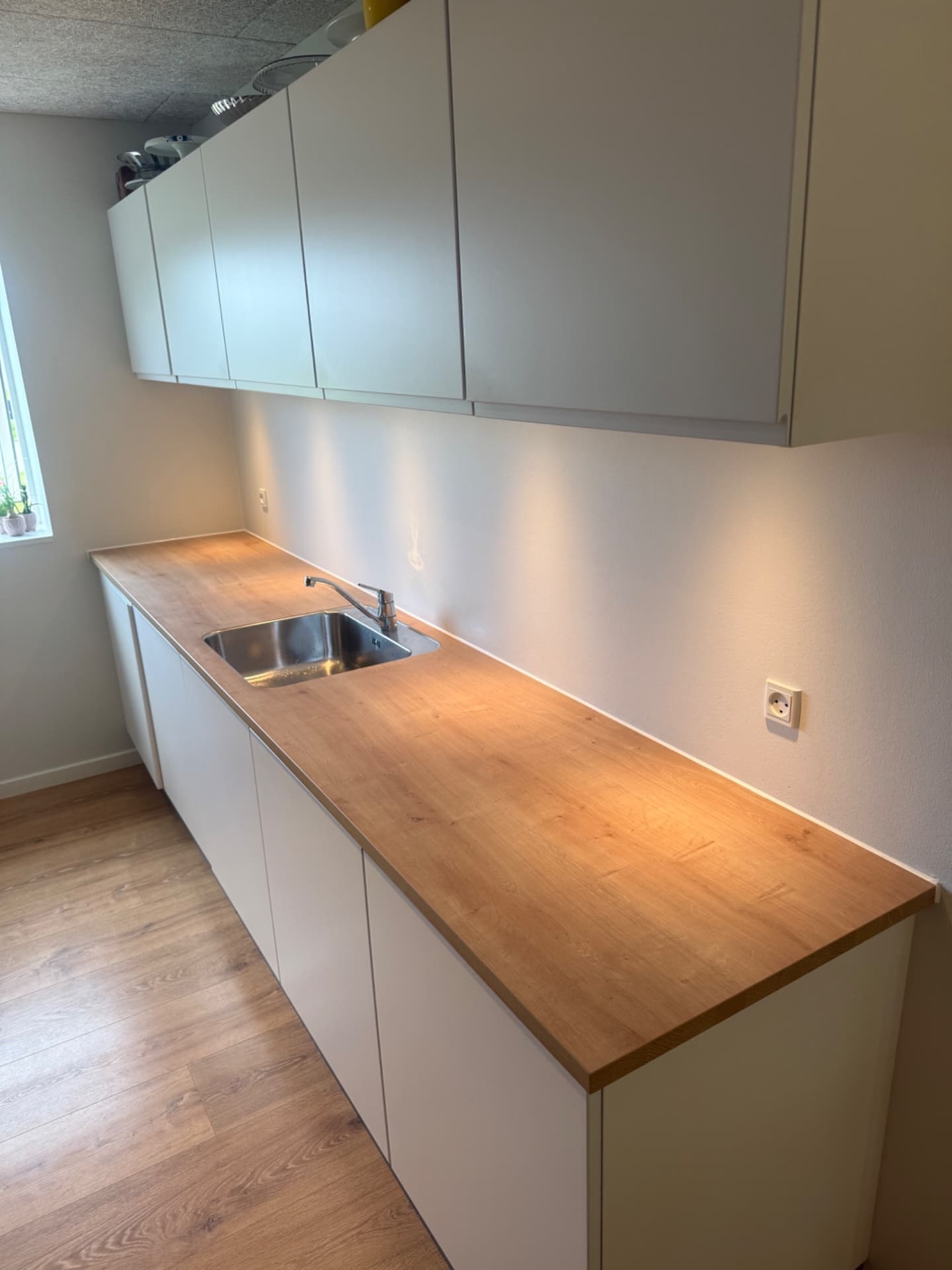 Køkkenmontage med bordplade i eg