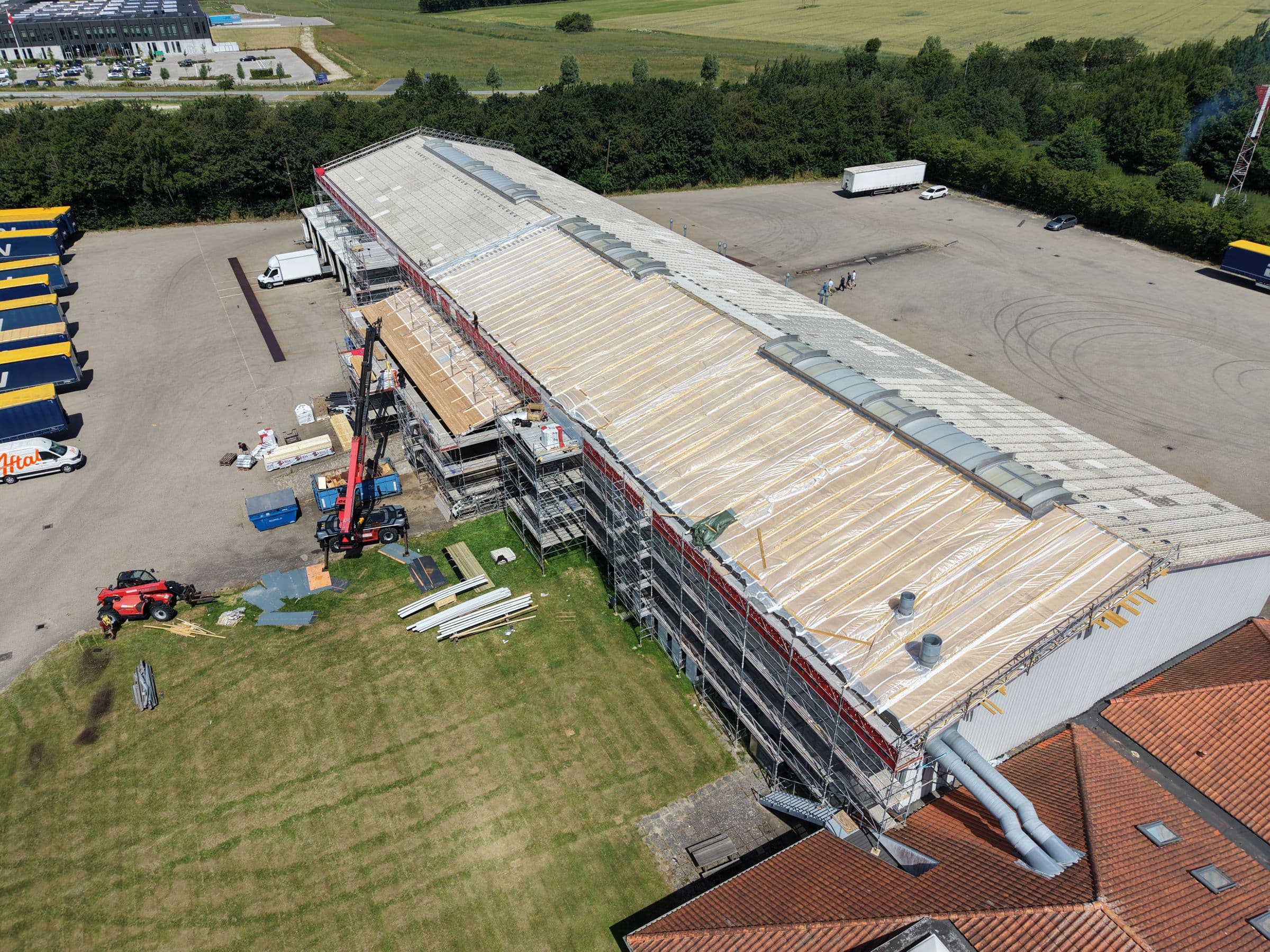 Dronefoto af den nye tagflade på lagerhallen, Nørresundby