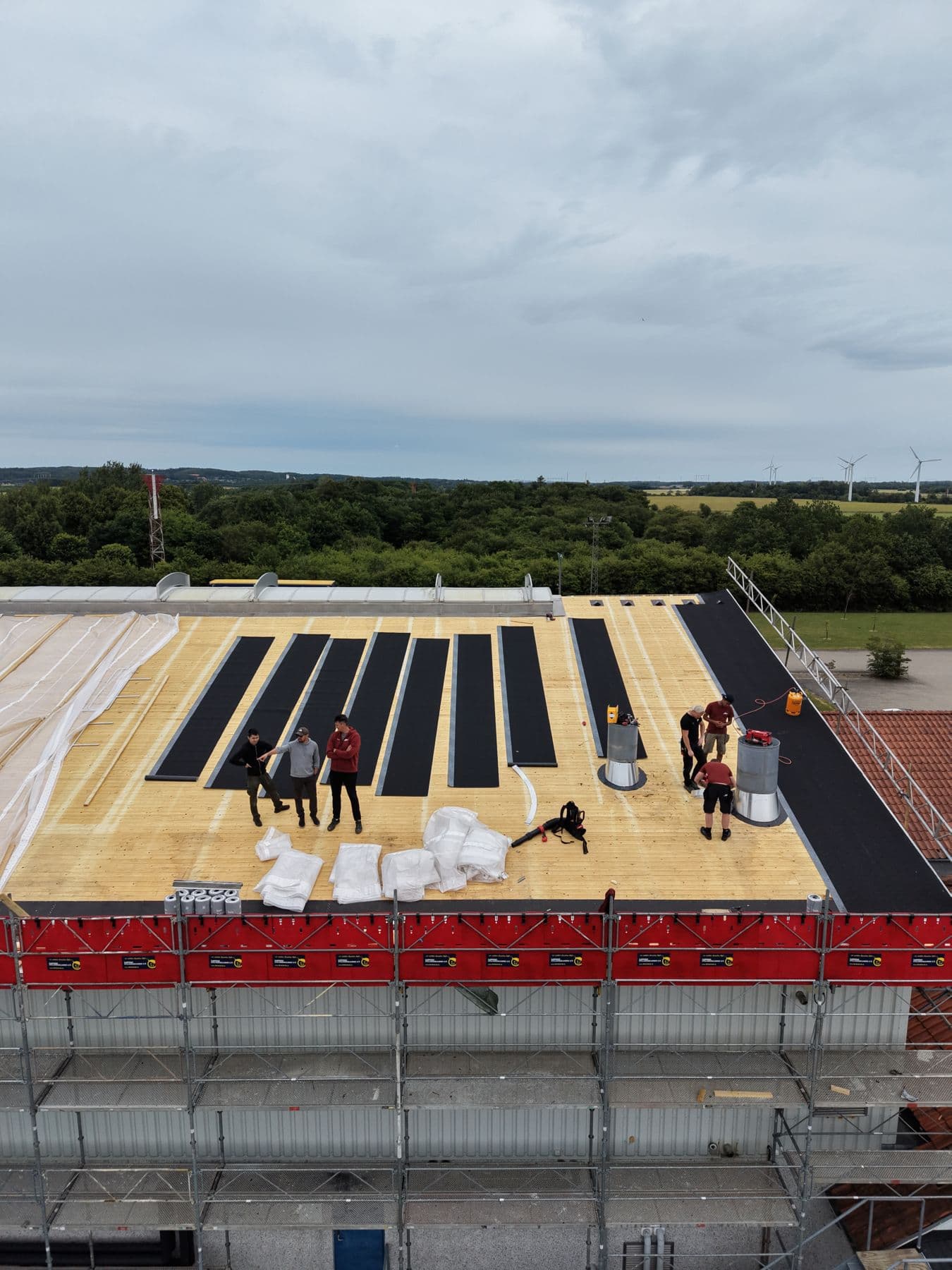 Solceller monteres på det nye tag