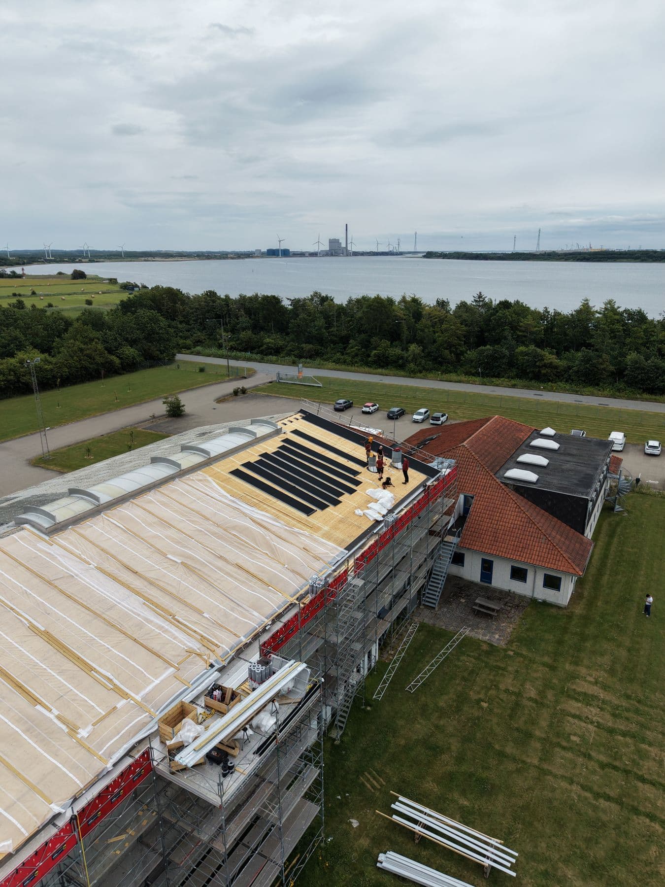 Dronefoto af nyt tag og solceller, Nørresundby