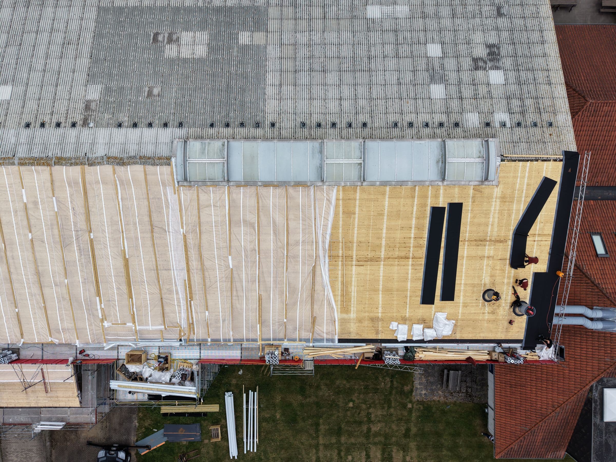 Dronefoto: nyt tag, solceller og den gamle tagflade side om side
