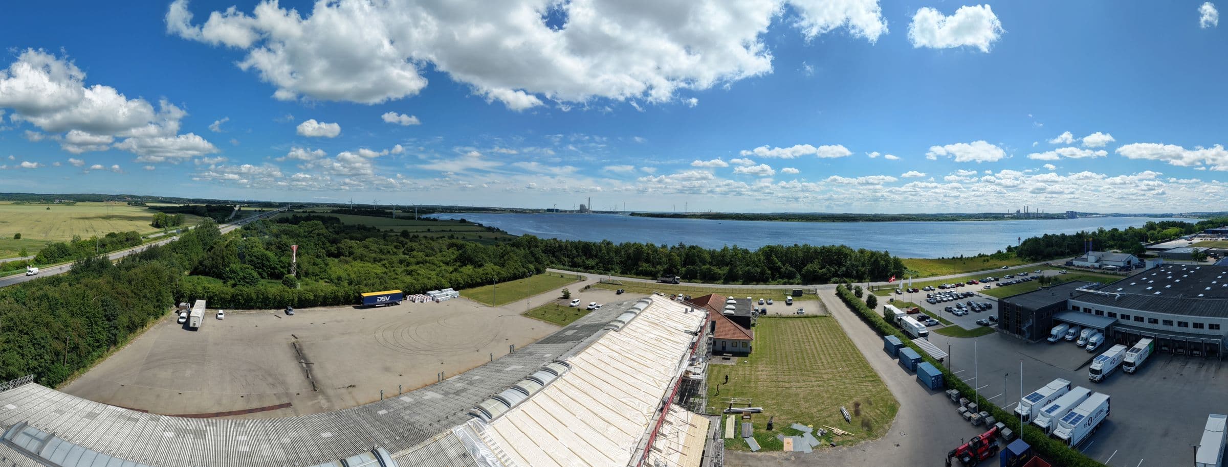 Panorama over pladsen og Limfjorden fra taget