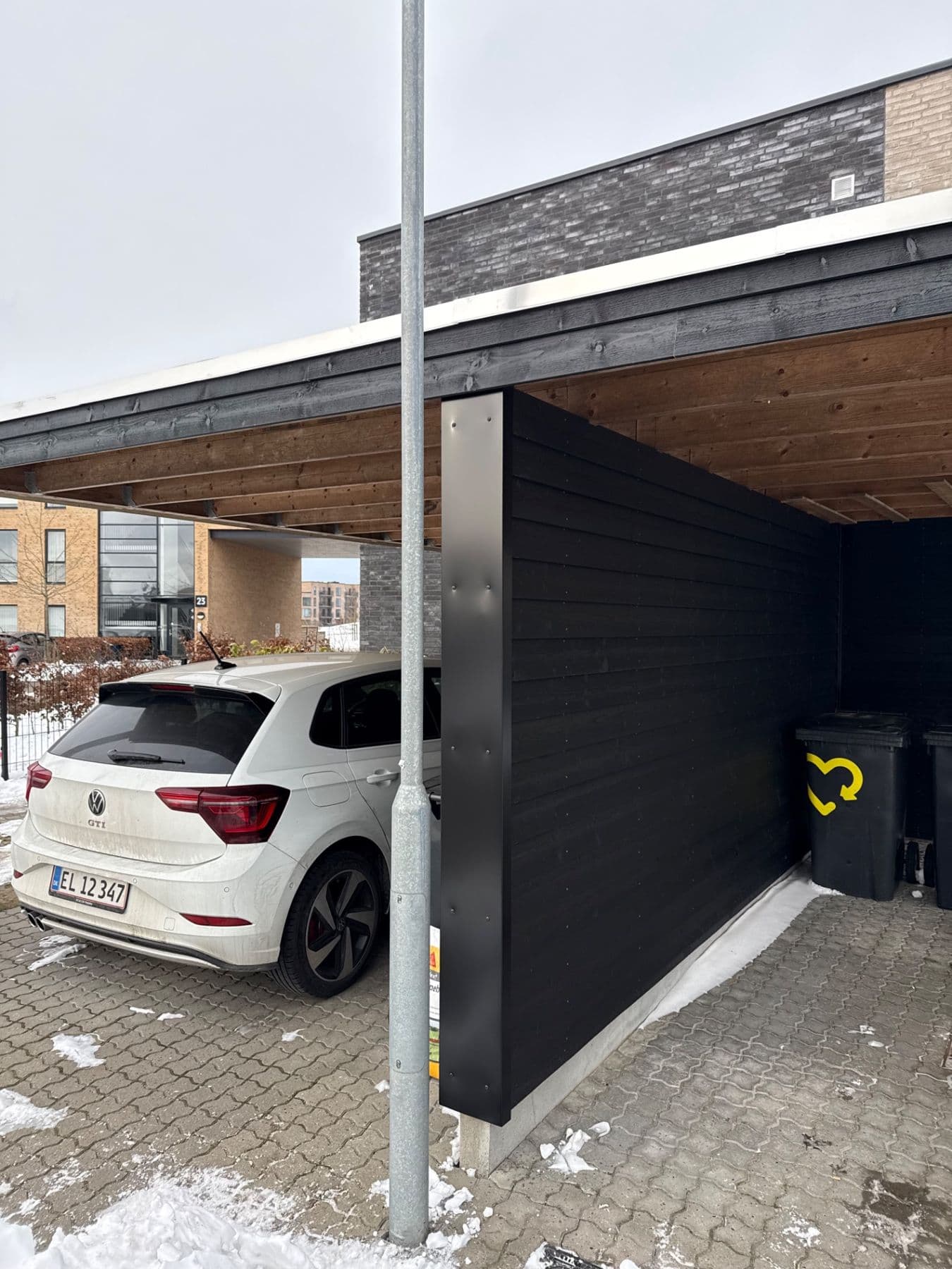 Carport med ny sortmalet beklædning og skur, Aalborg