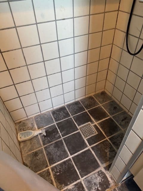 Badeværelset før: slidte fliser og fuger