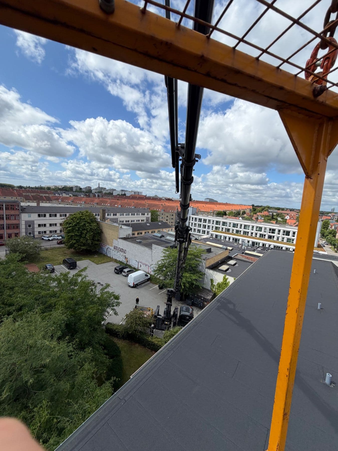 Tagfladen med gårdrummet i baggrunden