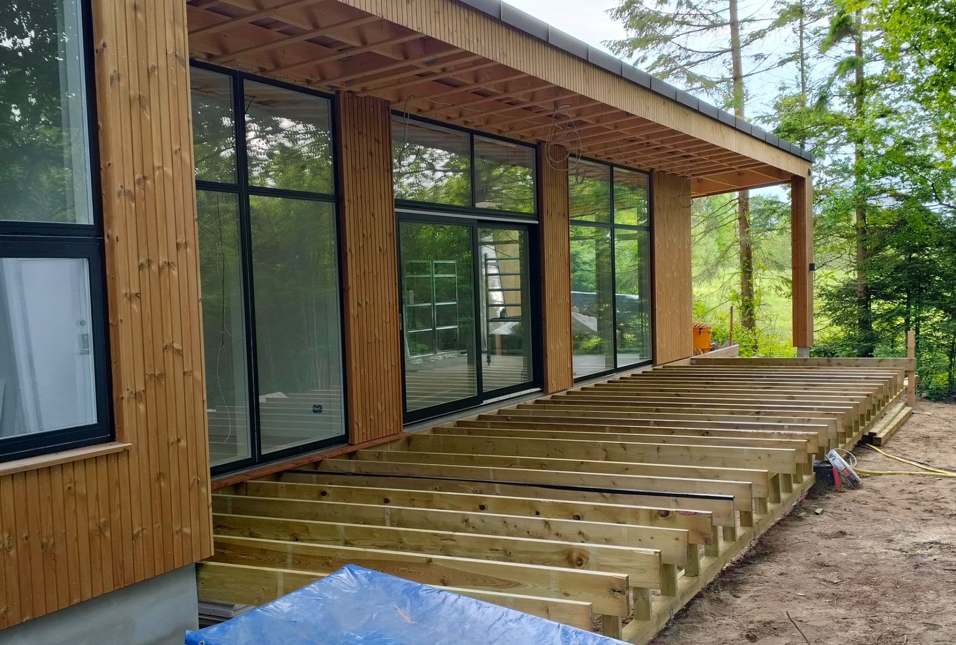 Terrassen tager form langs huset