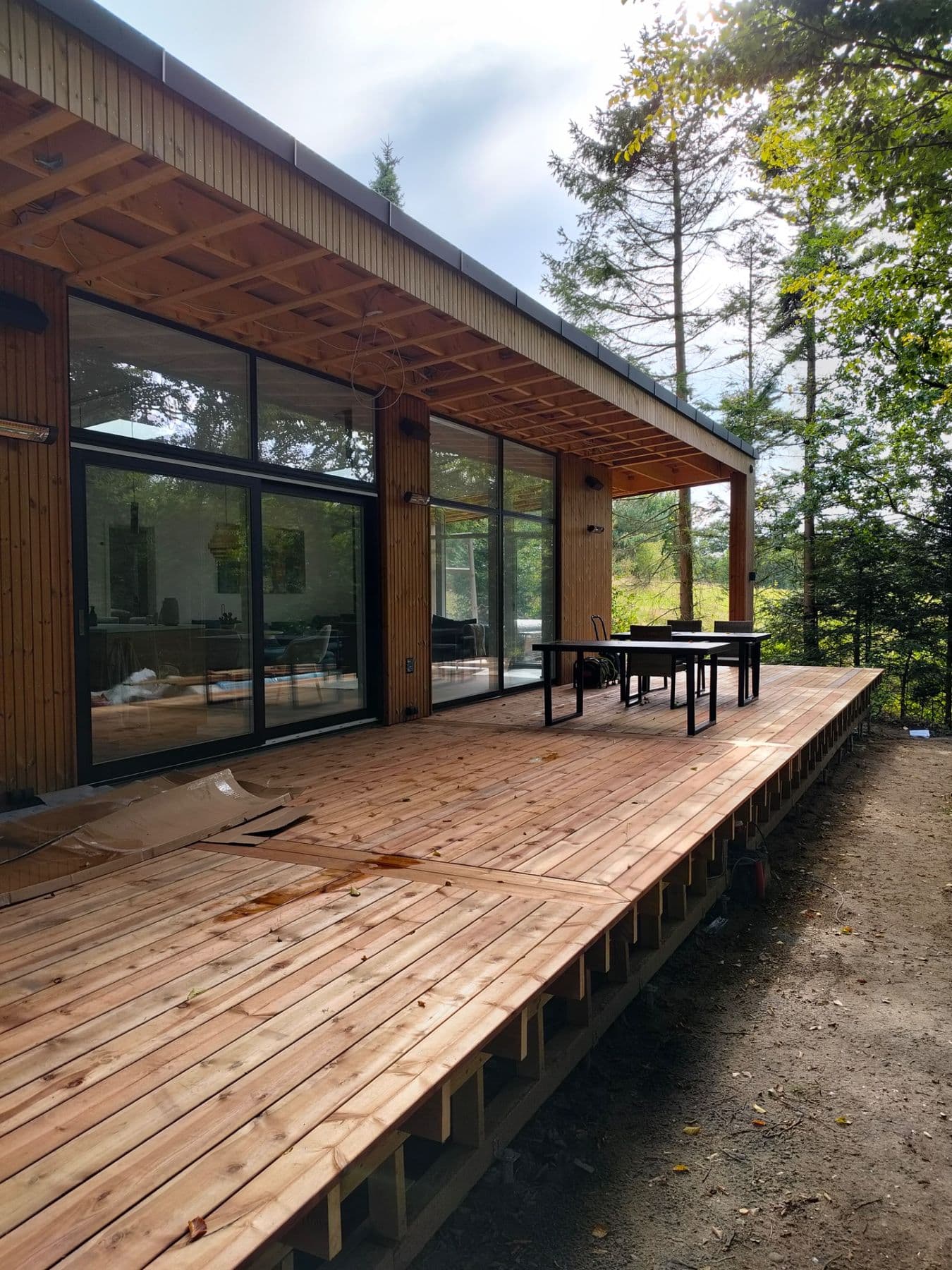 Terrasse i træ ved skovhuset i Søttrup ved Aars