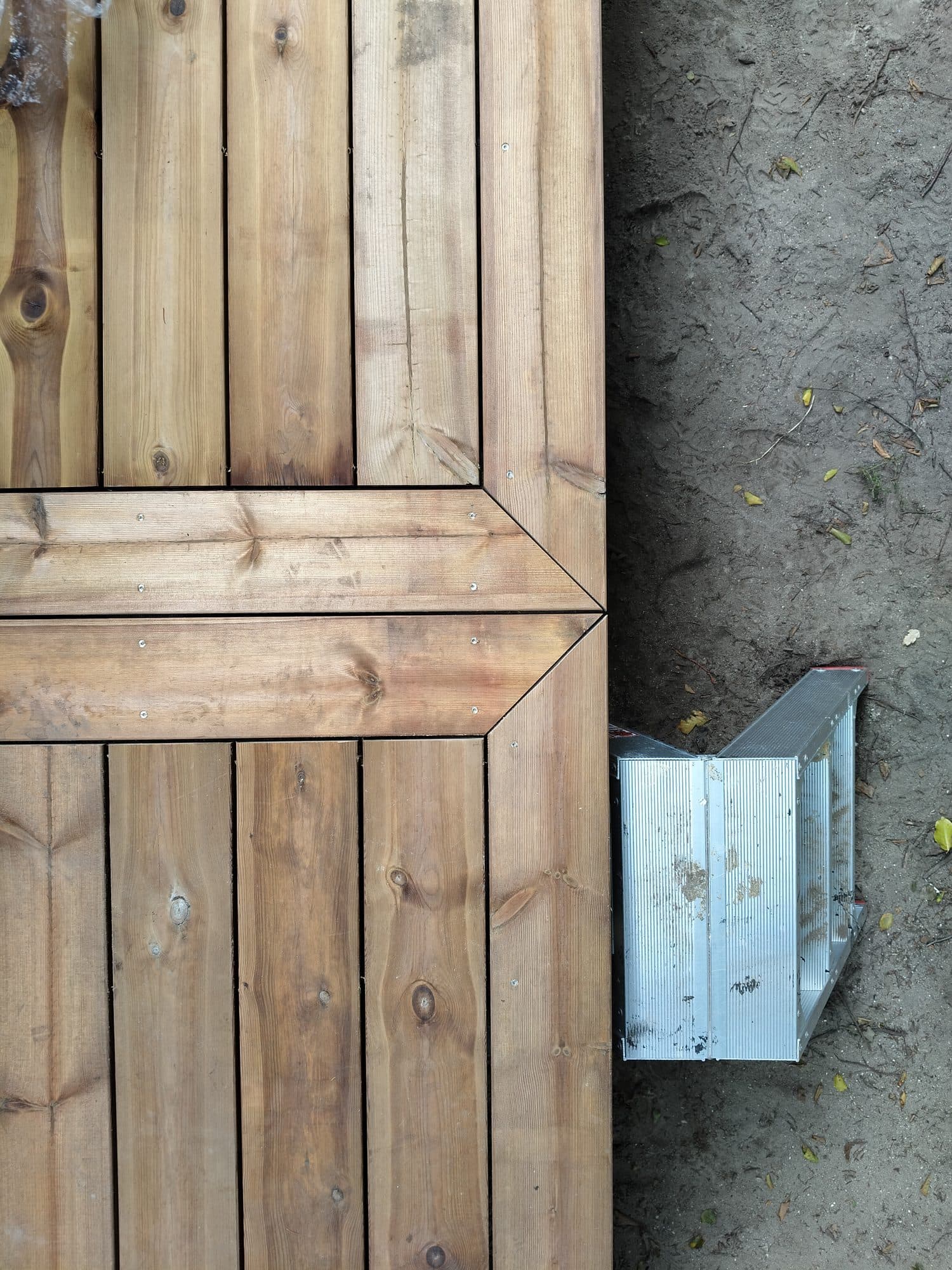 Detalje: geringssamling i terrassens ramme